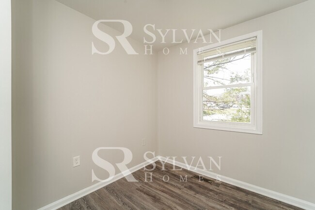 Building Photo - Enjoy living the good life in this 3 bedroom, 1.5 bathroom townhome