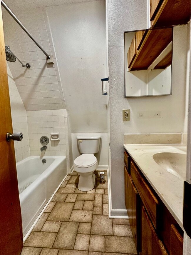 Building Photo - 2 Bedroom Apartment