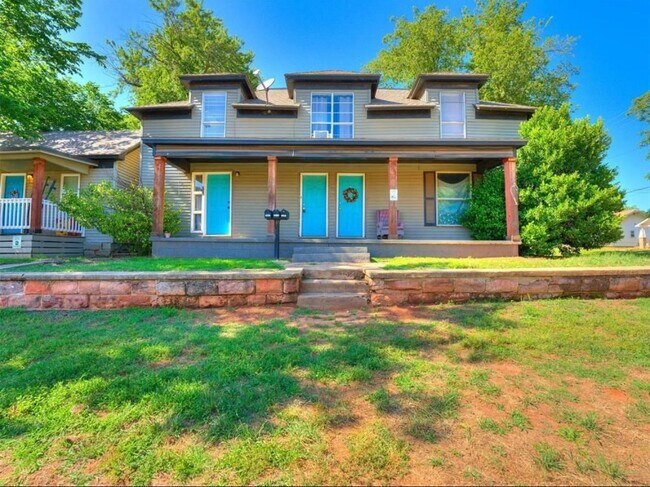 Building Photo - 220 E Springer Ave