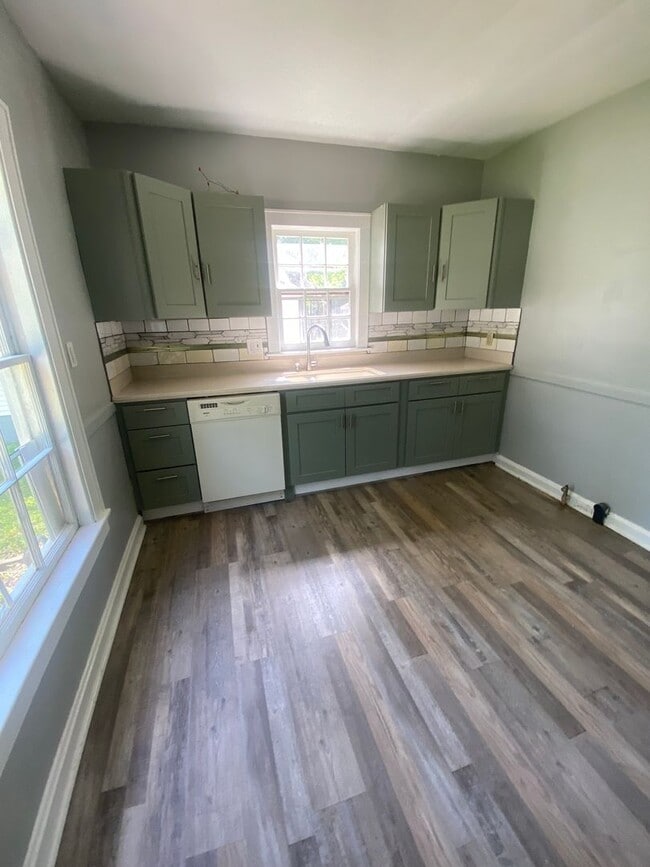 Building Photo - Charming 4-Bedroom Home with Sunroom, Fenc...