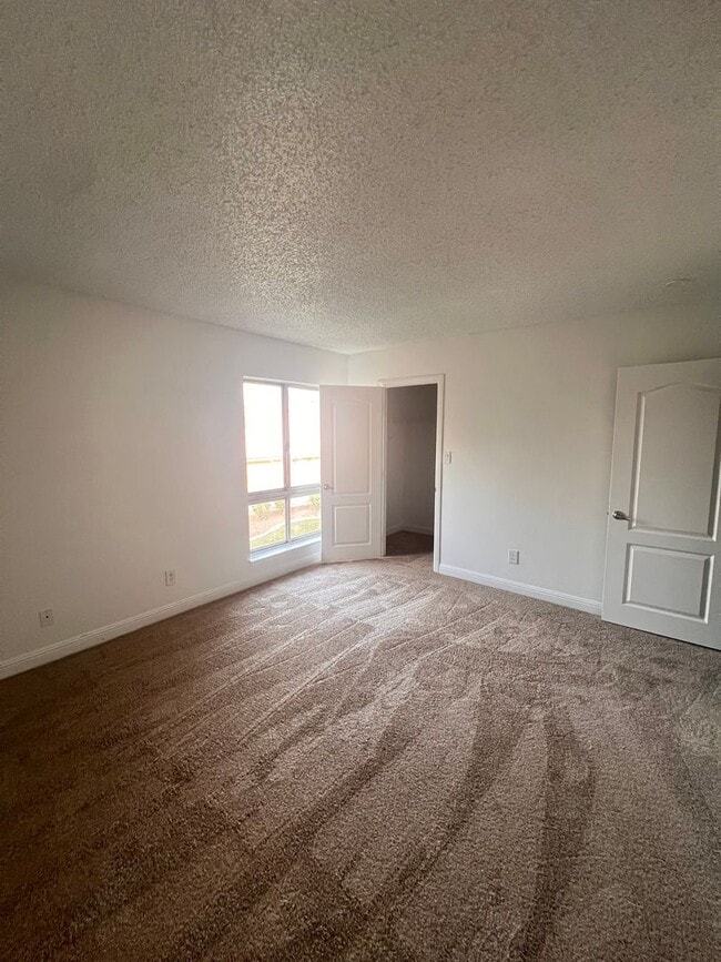 Building Photo - Close to UNLV, Airport, and Las Vegas Stri...