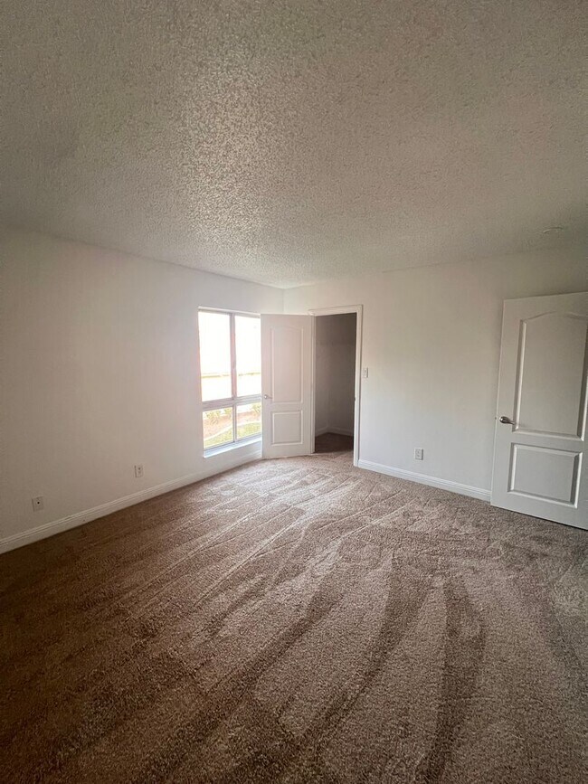 Building Photo - Close to UNLV, Airport, and Las Vegas Strip. GRANITE COUNTERTOPS. Comm. Pool