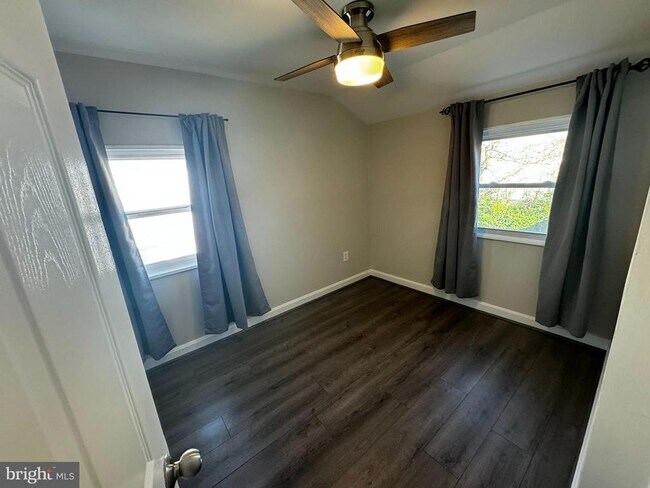 Building Photo - 5411 8th Pl S