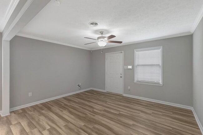 Building Photo - AVAILABLE NOW. 2 Bed 1 Bath Duplex. Locate...
