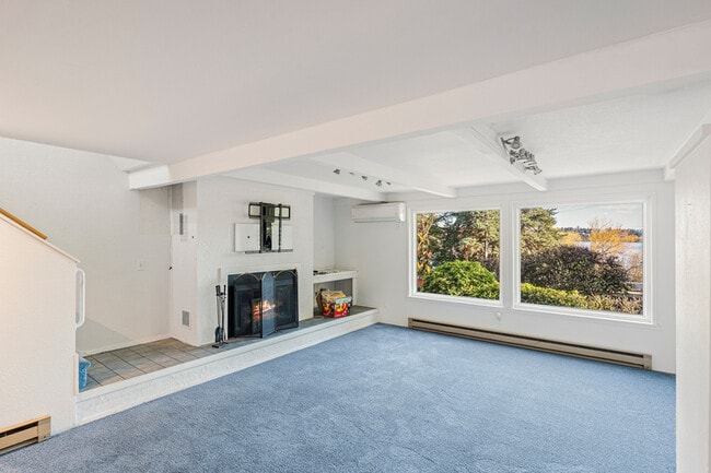 Building Photo - 6807 Aurora Ave N