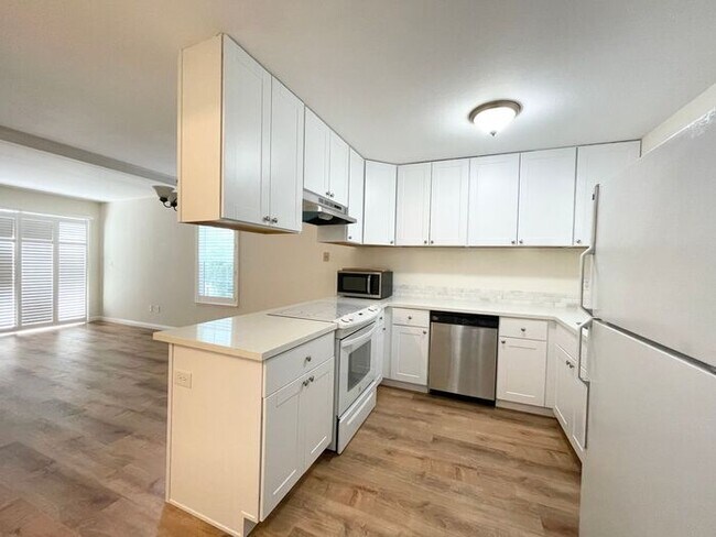 Building Photo - Sweet Remodeled 2 bedroom 1.5 Bath Stand-A...