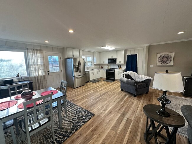 Building Photo - Fully Furnished House in Benton City Limits