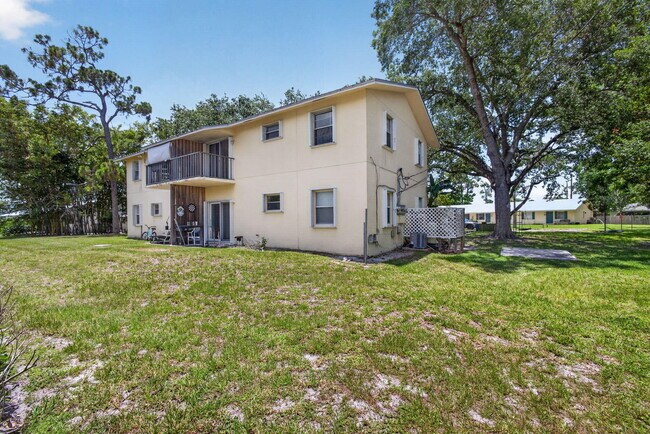 Building Photo - 708 SW Gardens Blvd