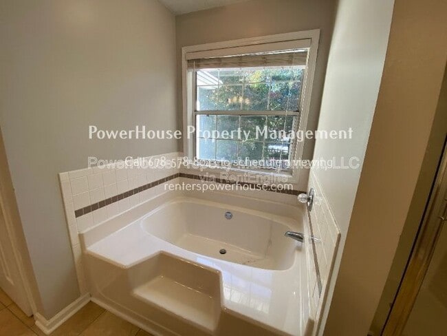 Building Photo - 605 Suwanee Lakes Cir NW
