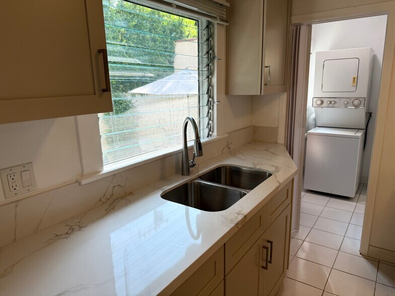 Building Photo - 8730 Rosewood Ave