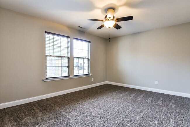 Building Photo - 180 Davelyn Ct