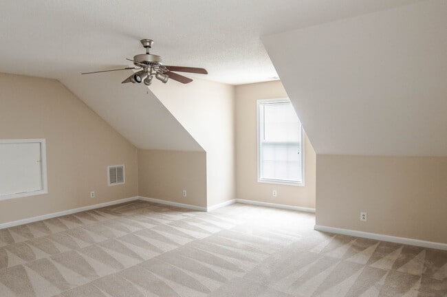 Building Photo - Pet Friendly Three Bedroom with Bonus!