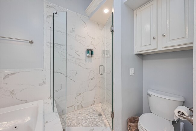 Building Photo - 8711 Pines Pl Dr