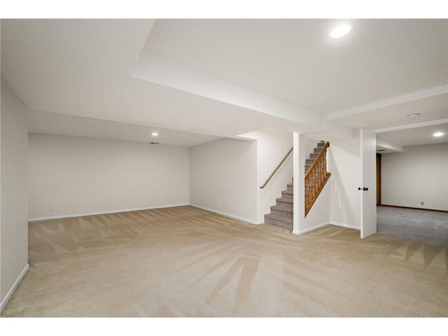 Building Photo - 953 Redwood Dr