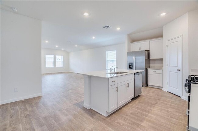 Building Photo - 320 Yosemite Dr