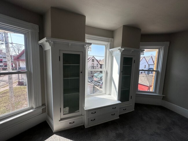 Building Photo - Large Open Concept 5BR/2BA Rent to Own Home with Office