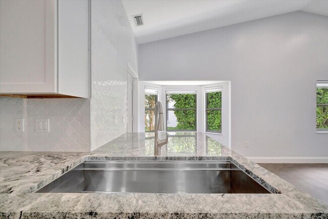 Building Photo - Stunning 3 Bed/ 2 Bath Pool Home in Longwood Run ~ UTC