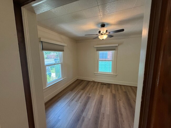Building Photo - Two bedroom one bath brick charmer!