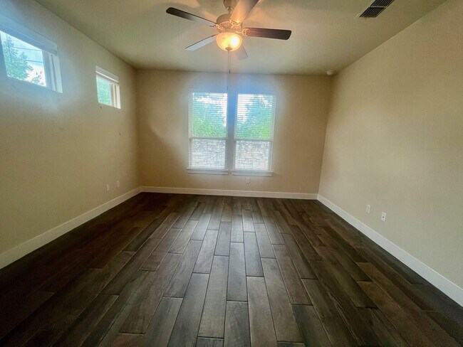 Building Photo - Fabulous Townhome Located minutes to Gruene and Downtown New Braunfels!