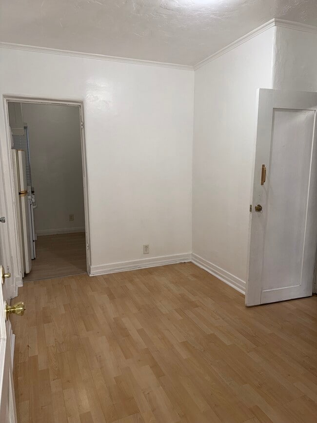 Building Photo - 1267 S Dunsmuir Ave