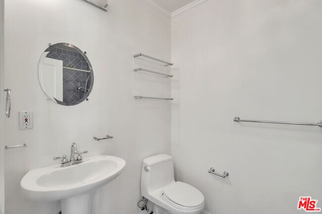 Building Photo - 1105 S Alfred St