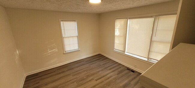 Building Photo - 411 Pinecrest Dr