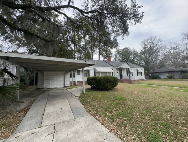 Building Photo - 3 Bedroom 1 Bathroom!