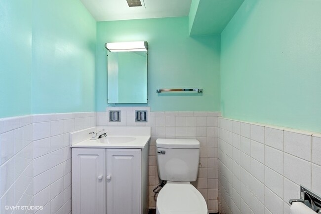 Building Photo - 493 Amherst Ave