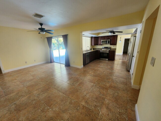 Building Photo - 1000 Renmar Dr