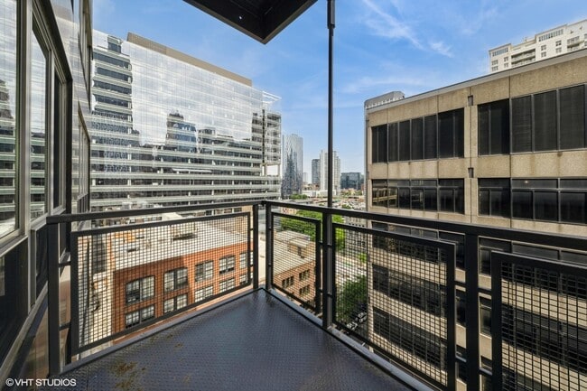 Building Photo - 565 W Quincy St