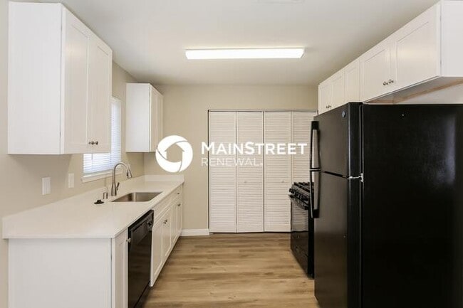 Building Photo - 4 Bedroom Pet-Friendly Home in North Las Vegas, NV with Main Street Renewal