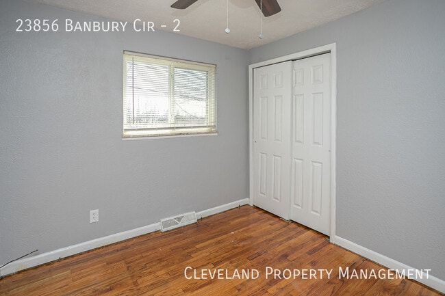Building Photo - Updated 3 Bedroom Banbury Condo