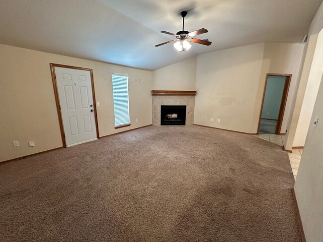 Building Photo - 4 Bed 2 bath Edmond