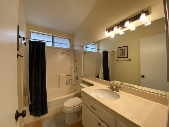 Building Photo - Beautiful Single Story Home in Shadow-Ridge!