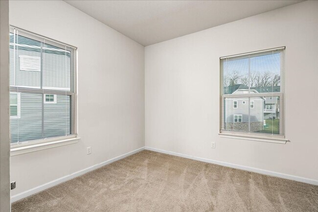 Building Photo - END UNIT EXTRA LARGE TOWNHOME FOR LEASE