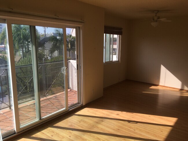 Private Sunset Balcony Ocean View - 2721 2nd St