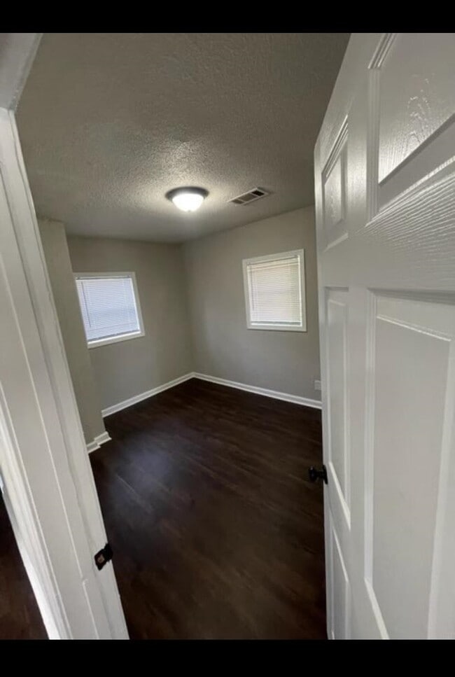 Building Photo - 1624 Stewart St