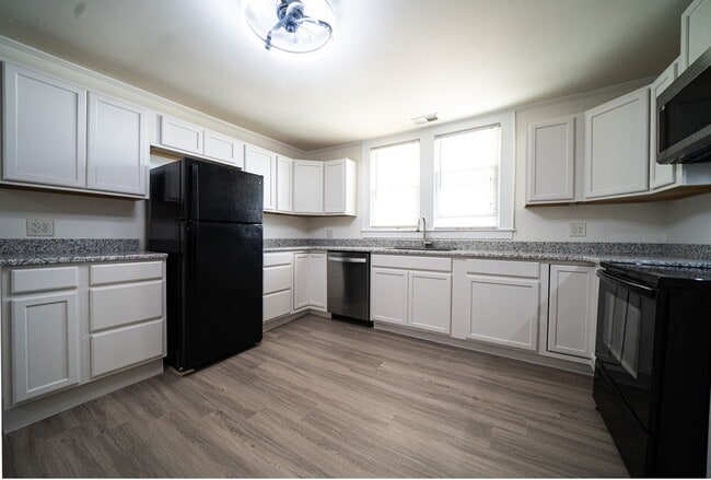 Building Photo - 1/2 Mo Off Special - Historic area - China Grove- 1 bed,1bath Unit