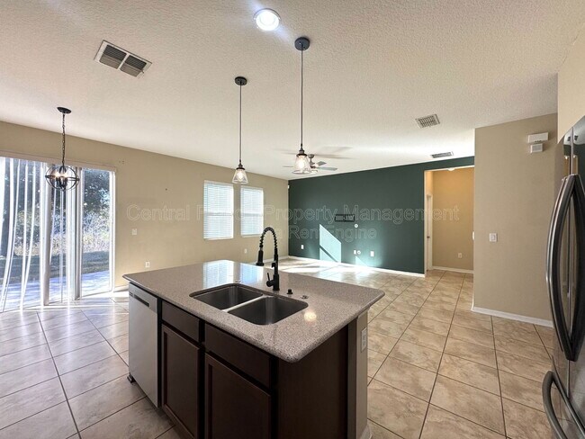 Building Photo - 215 Lakeshore Dr