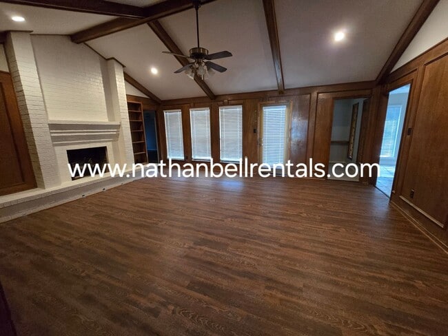 Building Photo - 3 bedroom 2 bath