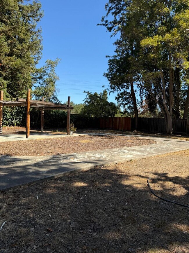 Building Photo - Spacious Waverly Park Home