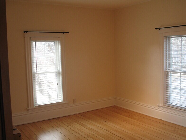 Building Photo - 209 Garland St E