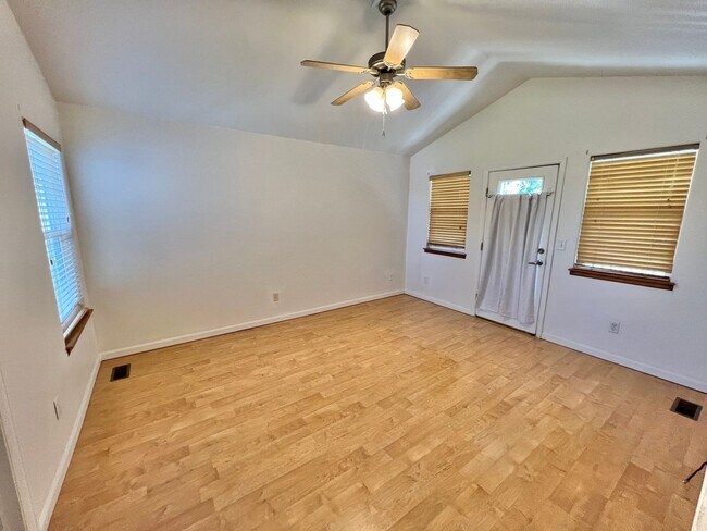 Building Photo - 3 bed 3.5 Bath with Bonus Studio Suite Above Detached Garage!