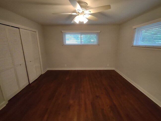 Building Photo - Pristine, move in ready ranch style home l...