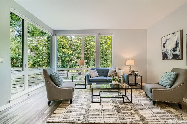 Building Photo - Spacious end-unit 3 bed townhome near Seat...