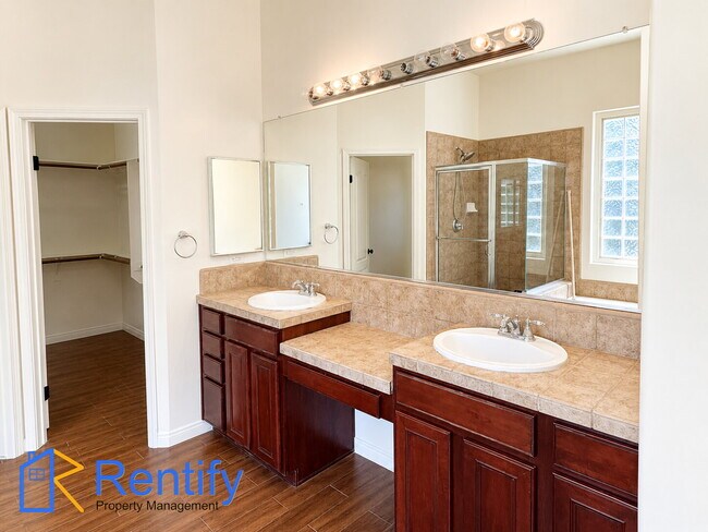 Building Photo - 4 bed, 2.5 bath home in NW Bakersfield - Gardener included