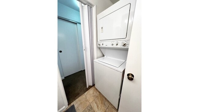 Building Photo - PARTLY FURNISHED PET Friendly $2900/month ...