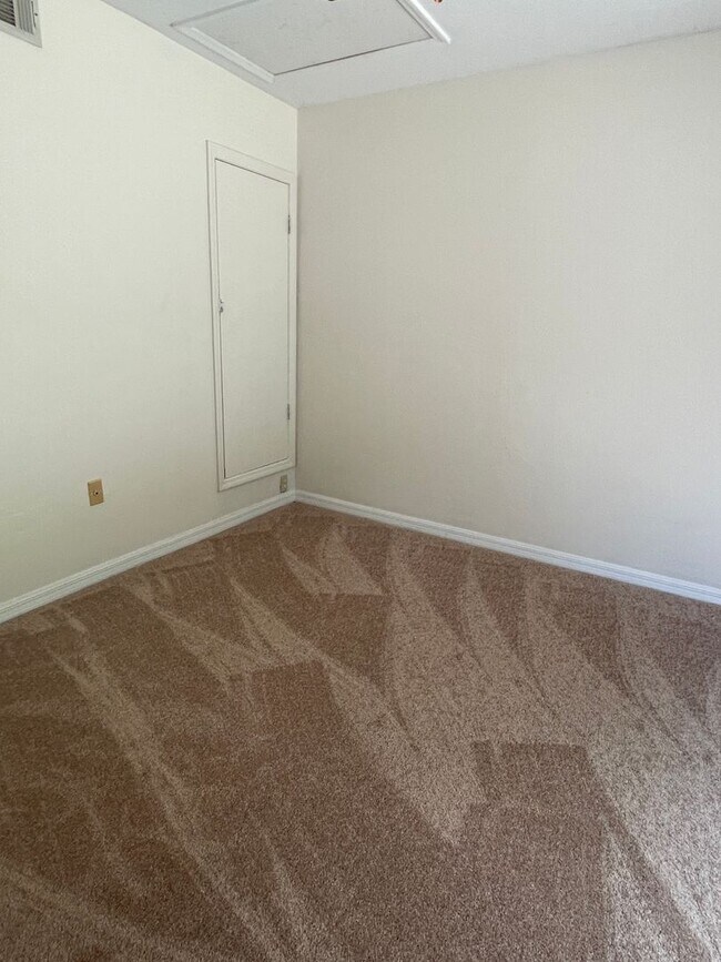 Building Photo - 2-bedroom, 2-bathroom townhouse in Las Pampas
