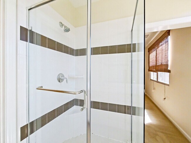 Building Photo - Desirable 3 bedroom Townhouse in the heart...