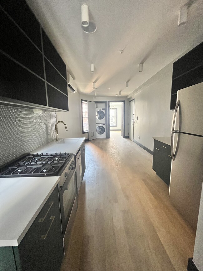 41 Van Wagenen 1R - 46 Van Wagenen Ave